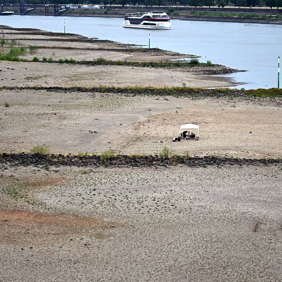 Fluss gibt Gegenstände frei: Rekordtief von Rhein in Düsseldorf – Landmine am Ufer kontrolliert gesprengt