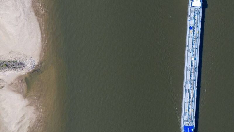 Niedrige Pegelstände am Rhein: Warum am Duisburger Hafen gerade mehr und nicht weniger Schiffe ankommen