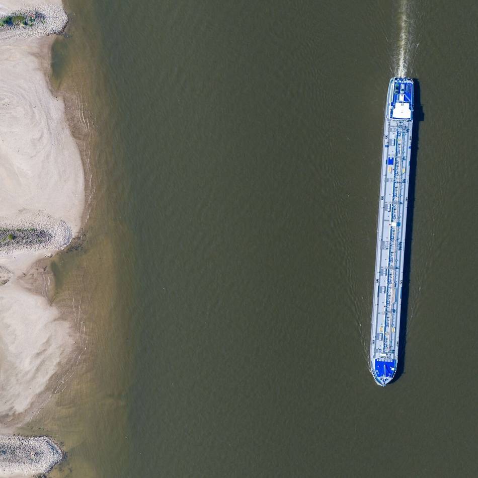 Niedrige Pegelstände am Rhein: Warum am Duisburger Hafen gerade mehr und nicht weniger Schiffe ankommen
