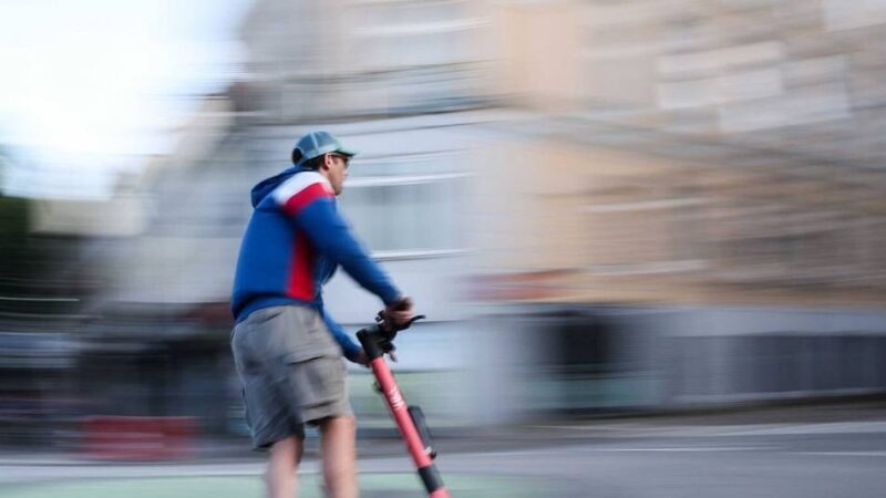Unfälle im Kreis Mettmann: E-Roller rasen durch die Fußgängerzone – wer ist zuständig?