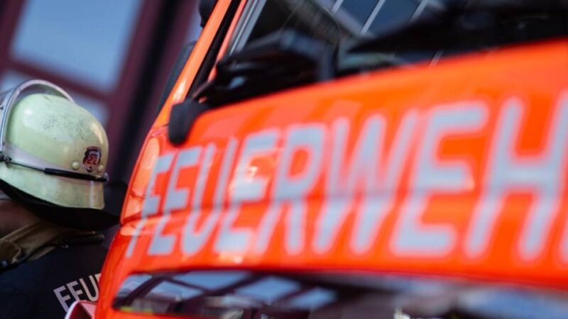 Nächtlicher Einsatz in Meerbusch: Feuerwehr löscht 500 Quadratmeter brennende Böschung