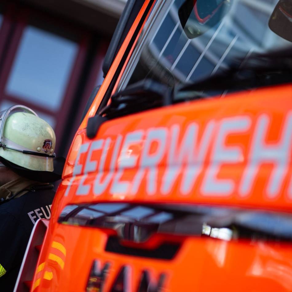 Nächtlicher Einsatz in Meerbusch: Feuerwehr löscht 500 Quadratmeter brennende Böschung
