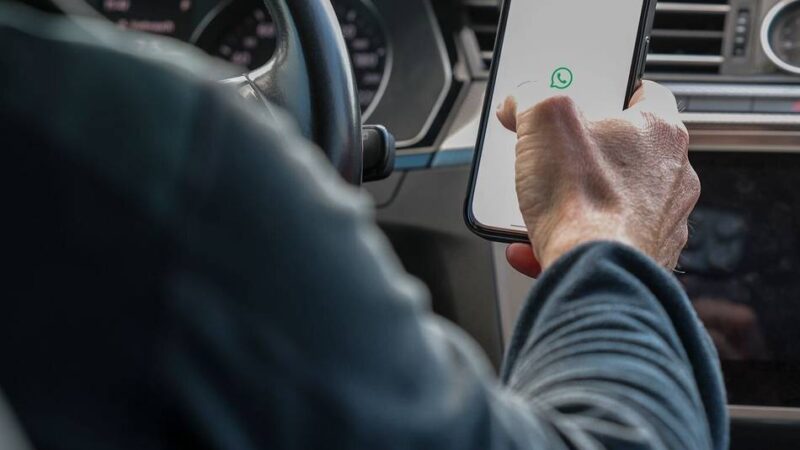 „Handy-Verkehrs-Check“ in Moers: Jeder 15. Autofahrer greift in Moers zum Handy