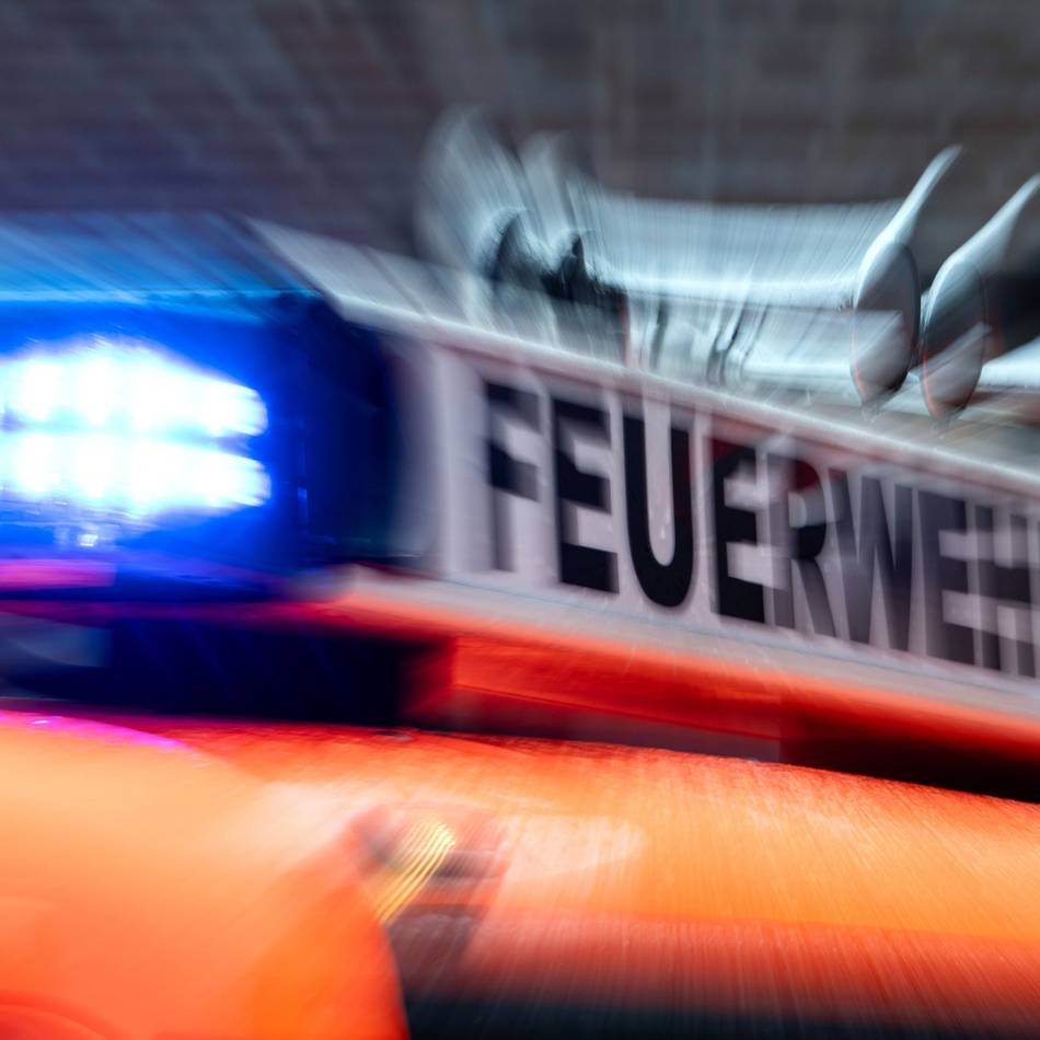 Polizei Viersen ermittelt: Brennende Grünstreifen an der Autobahn