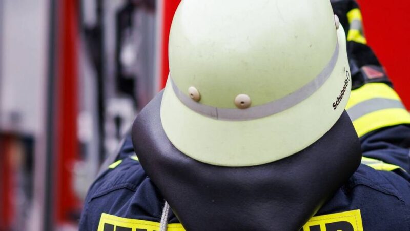 Feuerwehreinsatz  in Leverkusen: Vegetationsbrand breitet sich auf 10.000 Quadratmeter aus