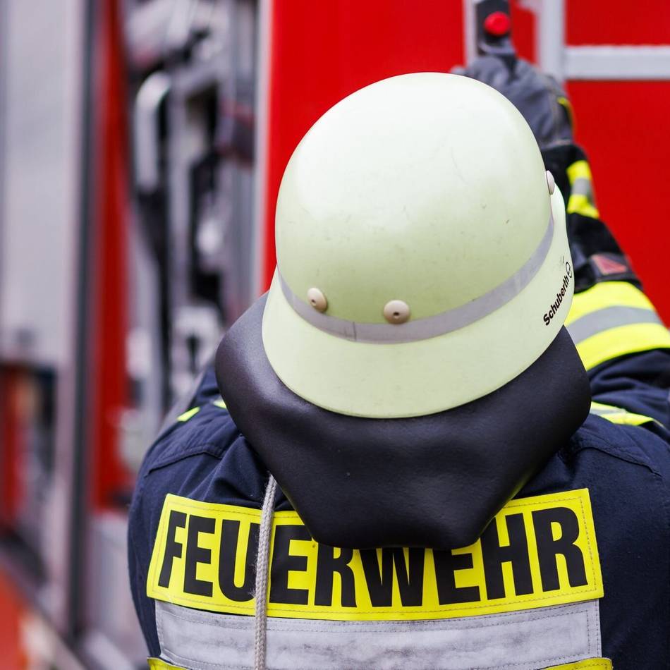 Feuerwehreinsatz  in Leverkusen: Vegetationsbrand breitet sich auf 10.000 Quadratmeter aus