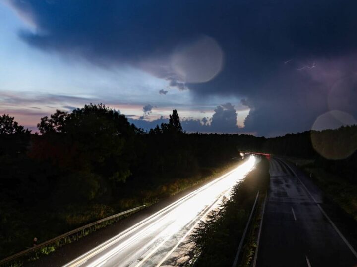 A59 bei Duisburg: Stein fliegt von Brücke auf fahrendes Auto – Polizei nimmt 53-Jährigen fest