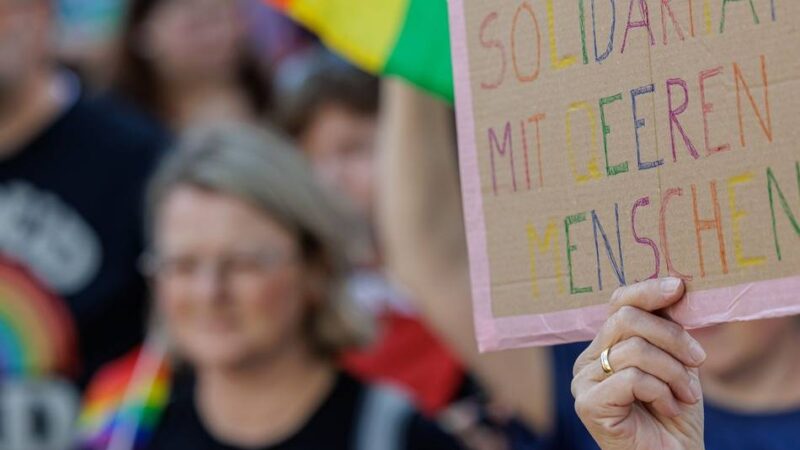 Bonn, Moers und Ahaus: Bunte CSD-Paraden in NRW verlaufen ohne Störungen