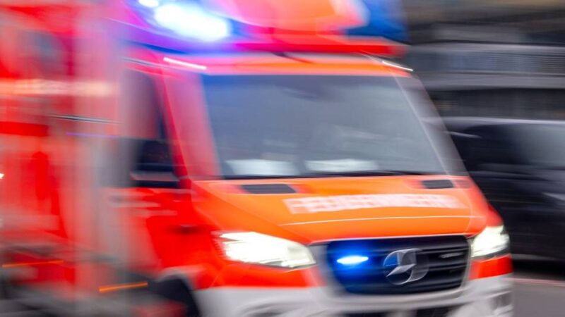 Unfall in Emmerich: Motorradfahrerin stürzt bei Vollbremsung vor Rettungswagen