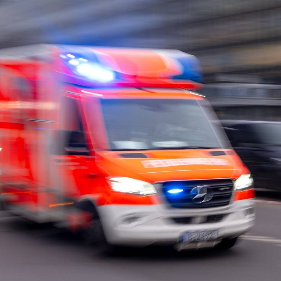 Unfall in Emmerich: Motorradfahrerin stürzt bei Vollbremsung vor Rettungswagen