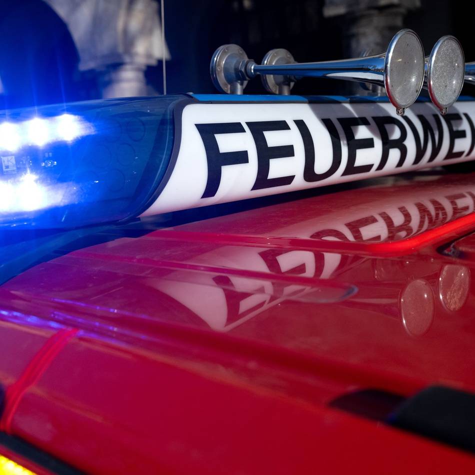 Kripo ermittelt in Moers: Feuer auf Firmengelände – zwei Sattelauflieger ausgebrannt