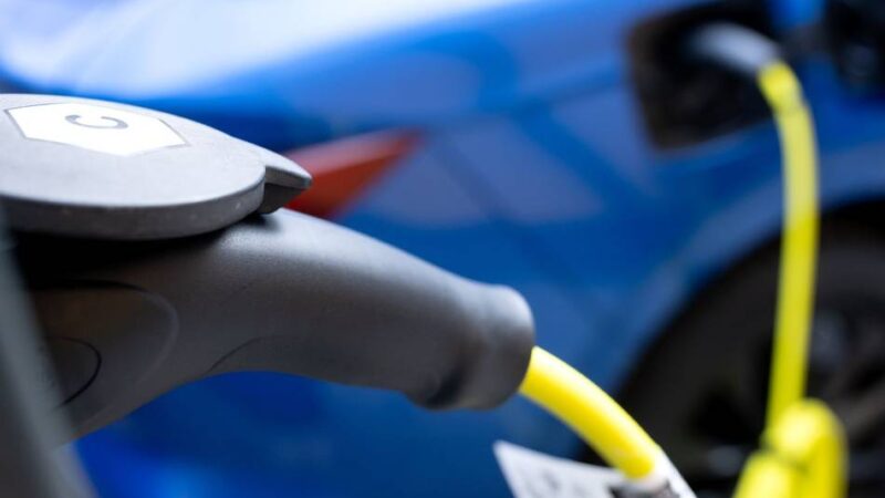 Tipps der Polizei Rhein-Berg: Batterie, Reichweite, Betrug – was beim Kauf eines gebrauchten E-Autos zählt
