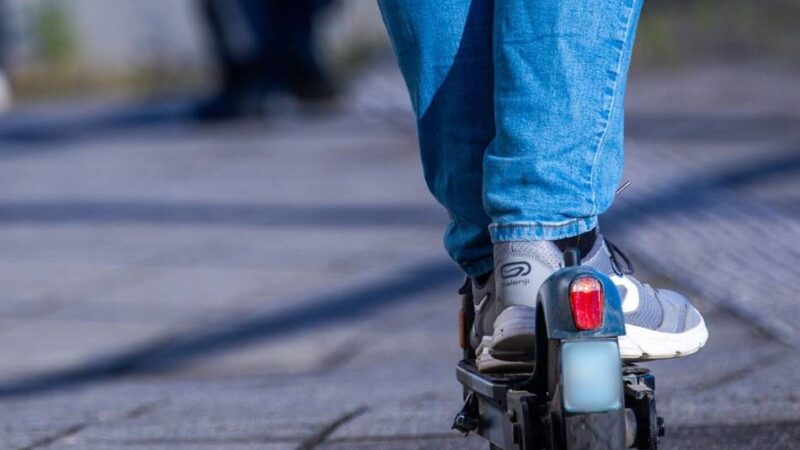 Unfall in Mönchengladbach: Frau mit E-Scooter angefahren und geflüchtet