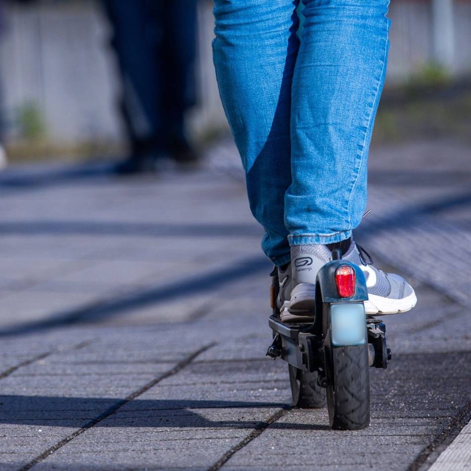 Unfall in Mönchengladbach: Frau mit E-Scooter angefahren und geflüchtet