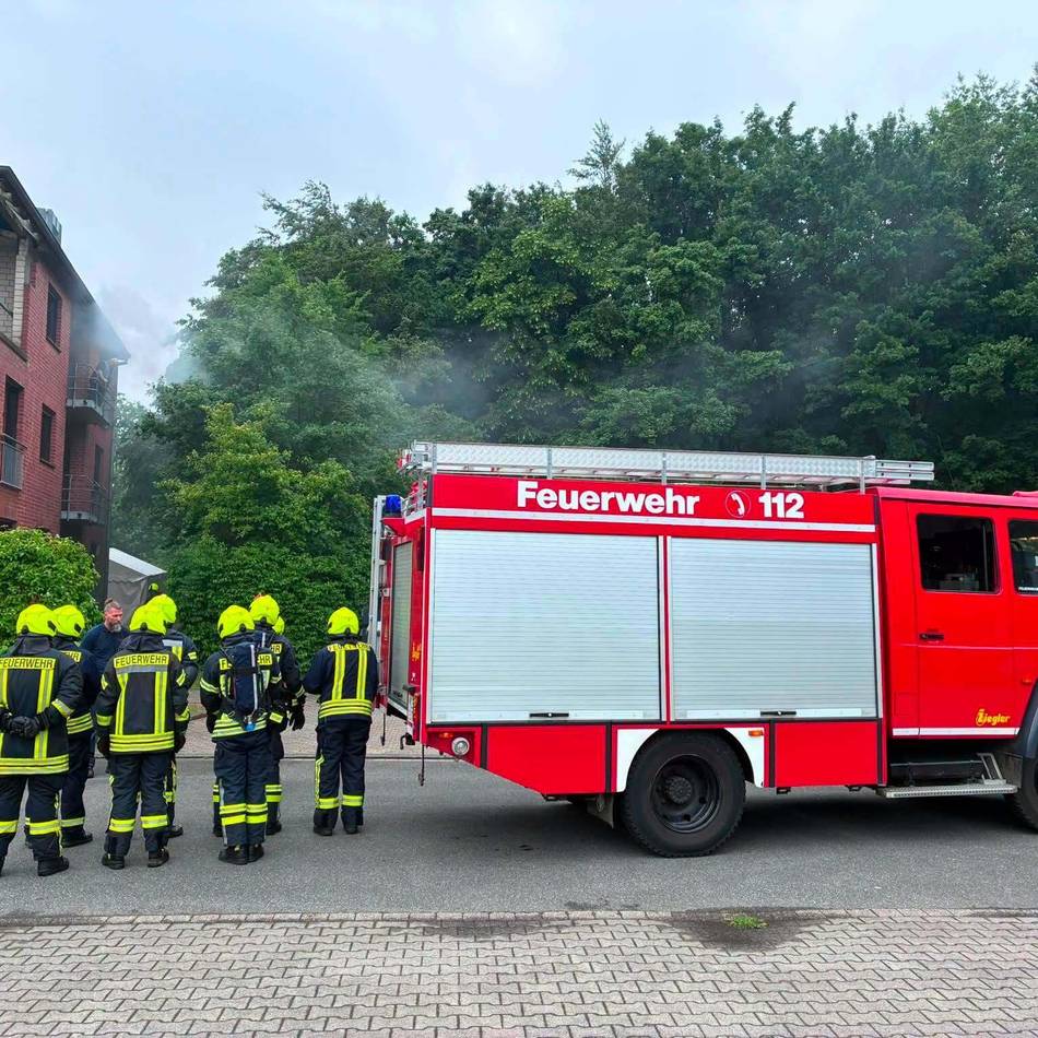 Feuerwehr vermutet Brandstiftung: Rees: Feuerwehr löscht Brand am Rhein