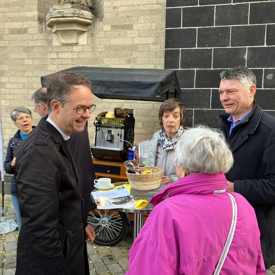 Aktion auf dem Münsterplatz Neuss: St. Quirin verbindet Begegnung mit Musik im Münster