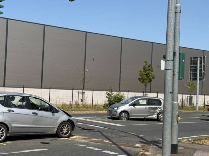 Unfall in Mönchengladbach: Drei Autos an Kreuzung kollidiert – vier Personen verletzt