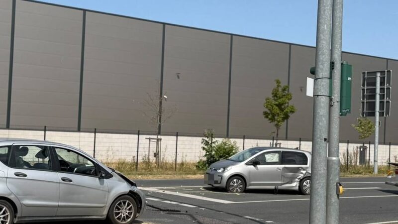 Unfall in Mönchengladbach: Drei Autos an Kreuzung kollidiert – vier Personen verletzt