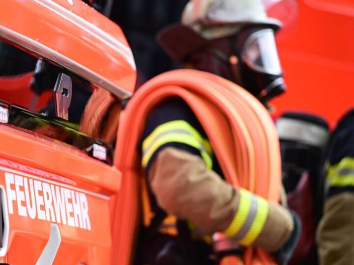 Brand auf Bofrost-Gelände in Willich: Drei Kühlfahrzeuge gehen in Flammen auf