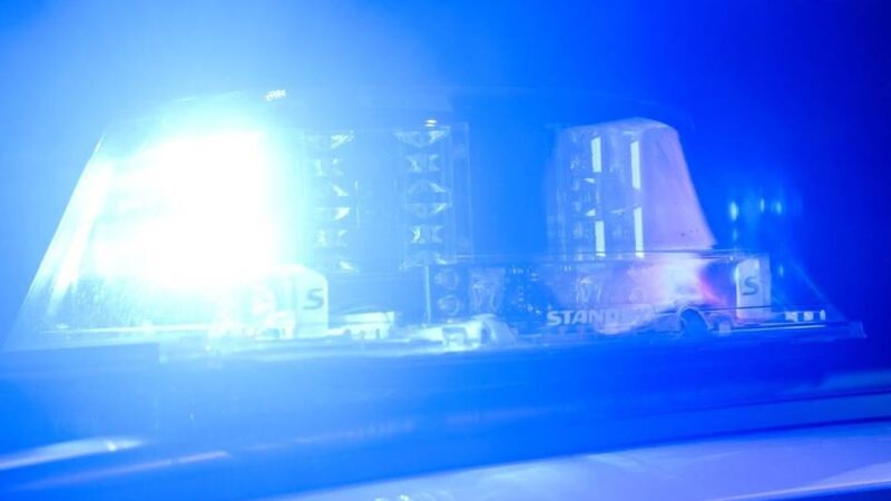 Landstraßen bei Jüchen: Brennender Kipplaster sorgt für ungewöhnlichen Feuerwehreinsatz