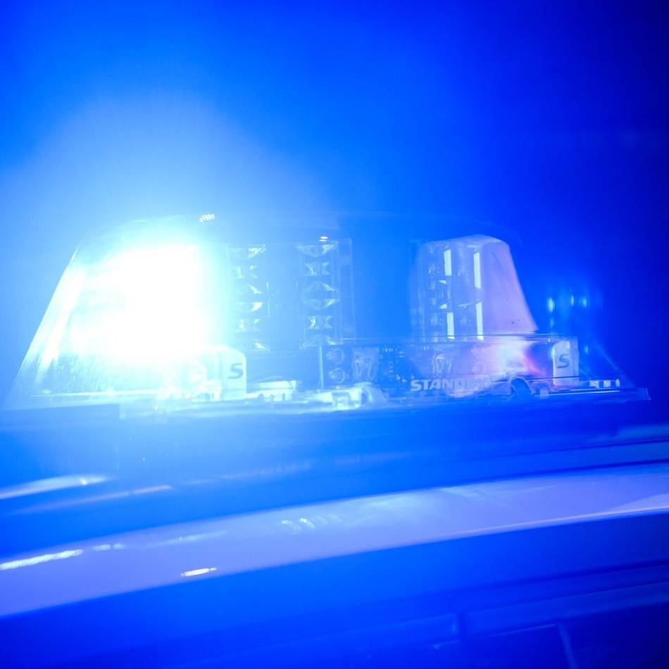 Landstraßen bei Jüchen: Brennender Kipplaster sorgt für ungewöhnlichen Feuerwehreinsatz