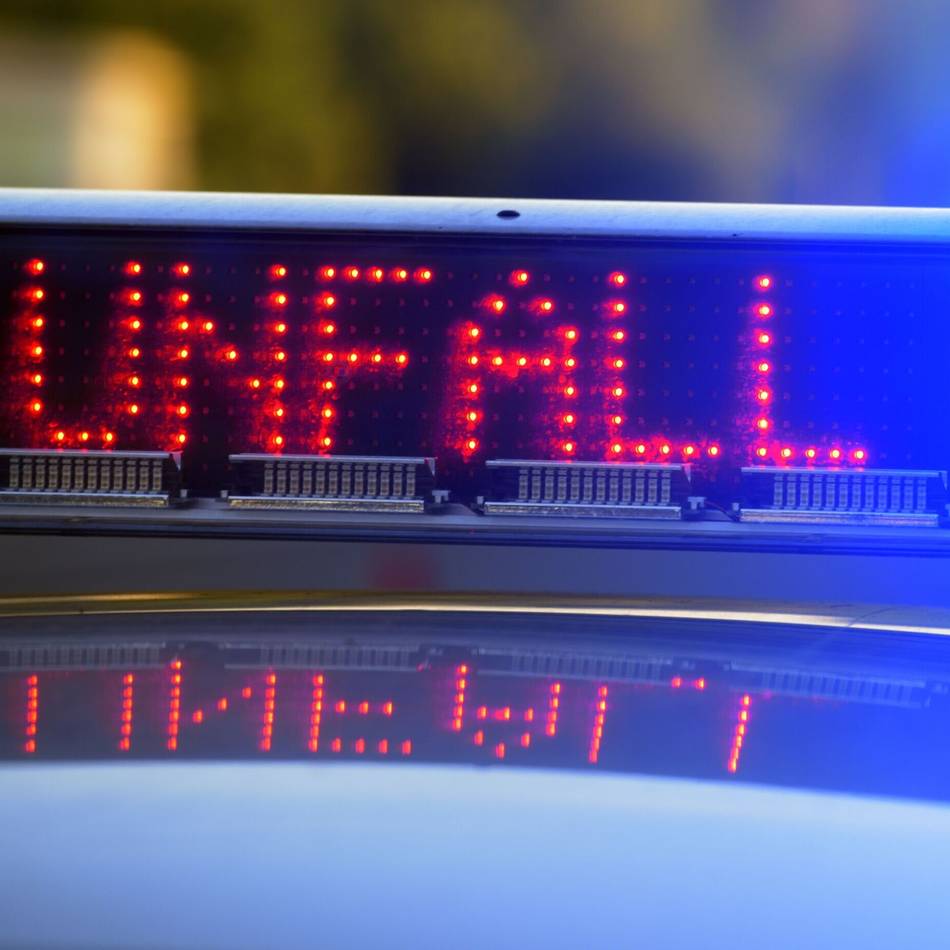 Unfall an der Kaarster Straße: 46-Jährige wird bei Kollision schwer verletzt