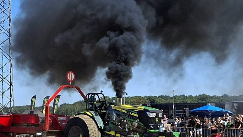 Tractor Pulling in Viersen: Glühende Motoren bringen Acker zum Qualmen