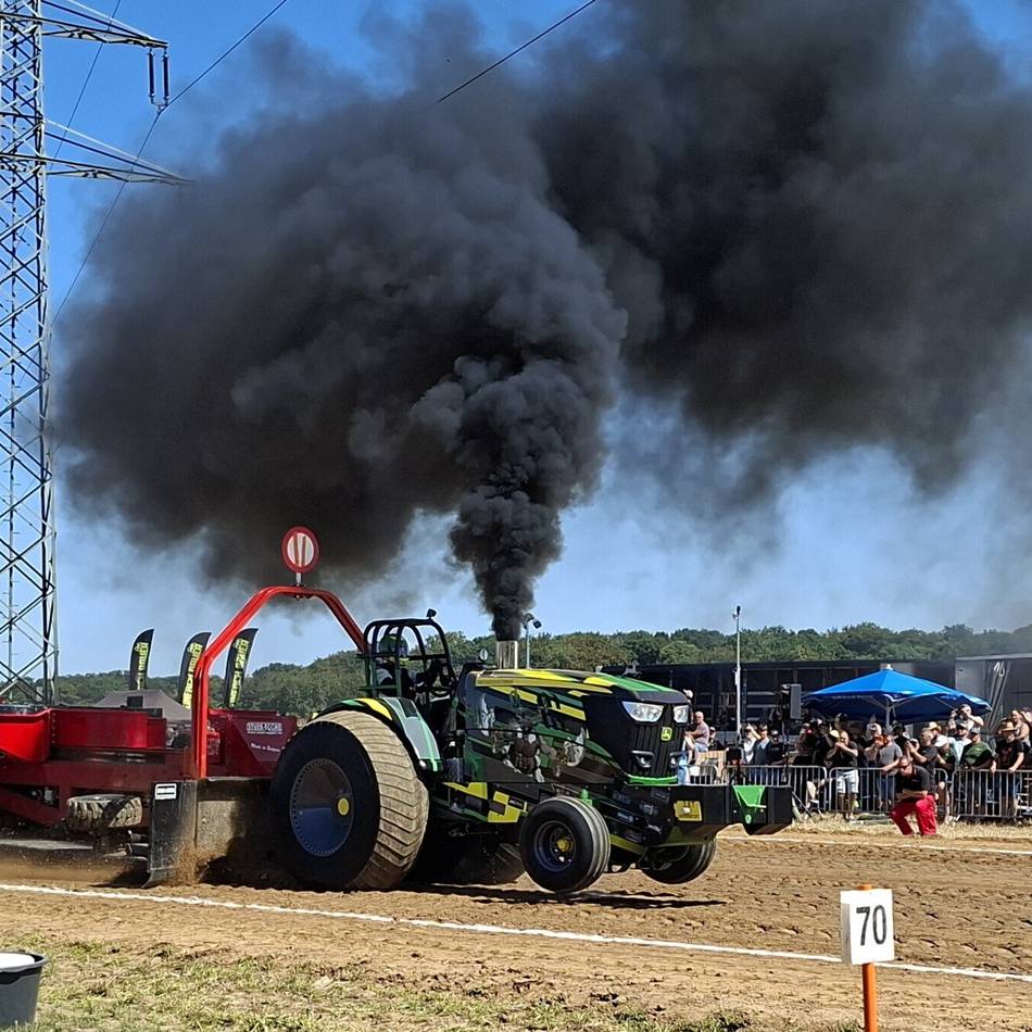 Tractor Pulling in Viersen: Glühende Motoren bringen Acker zum Qualmen