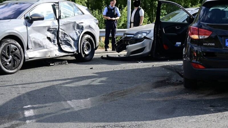 Ungewöhnlicher Unfall in Krefeld-Traar: Auto wird zweimal an der Fahrertür getroffen