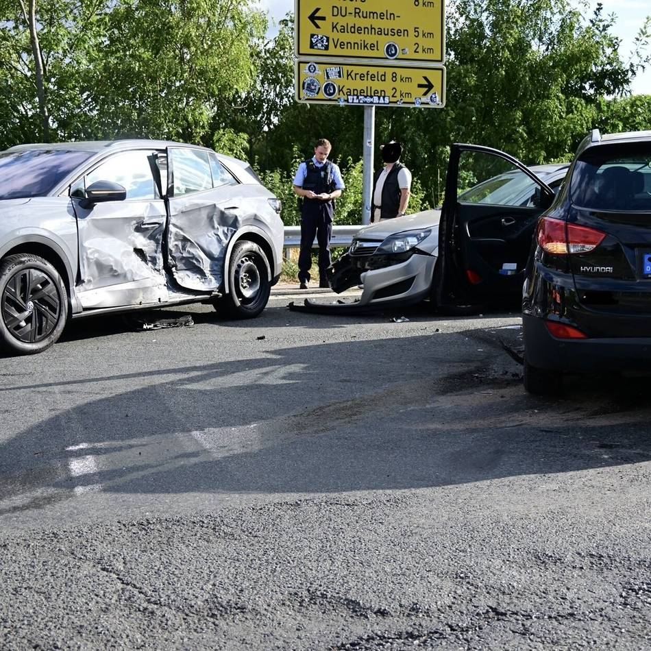 Ungewöhnlicher Unfall in Krefeld-Traar: Auto wird zweimal an der Fahrertür getroffen