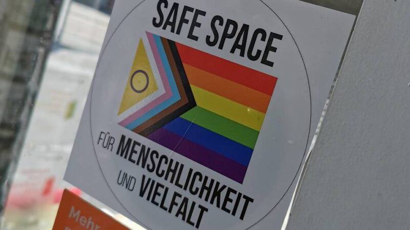 Safe Spaces im Bergischen Land: Nach CSD-Anschlag: Buchhandlung van Wahden setzt Zeichen für Vielfalt