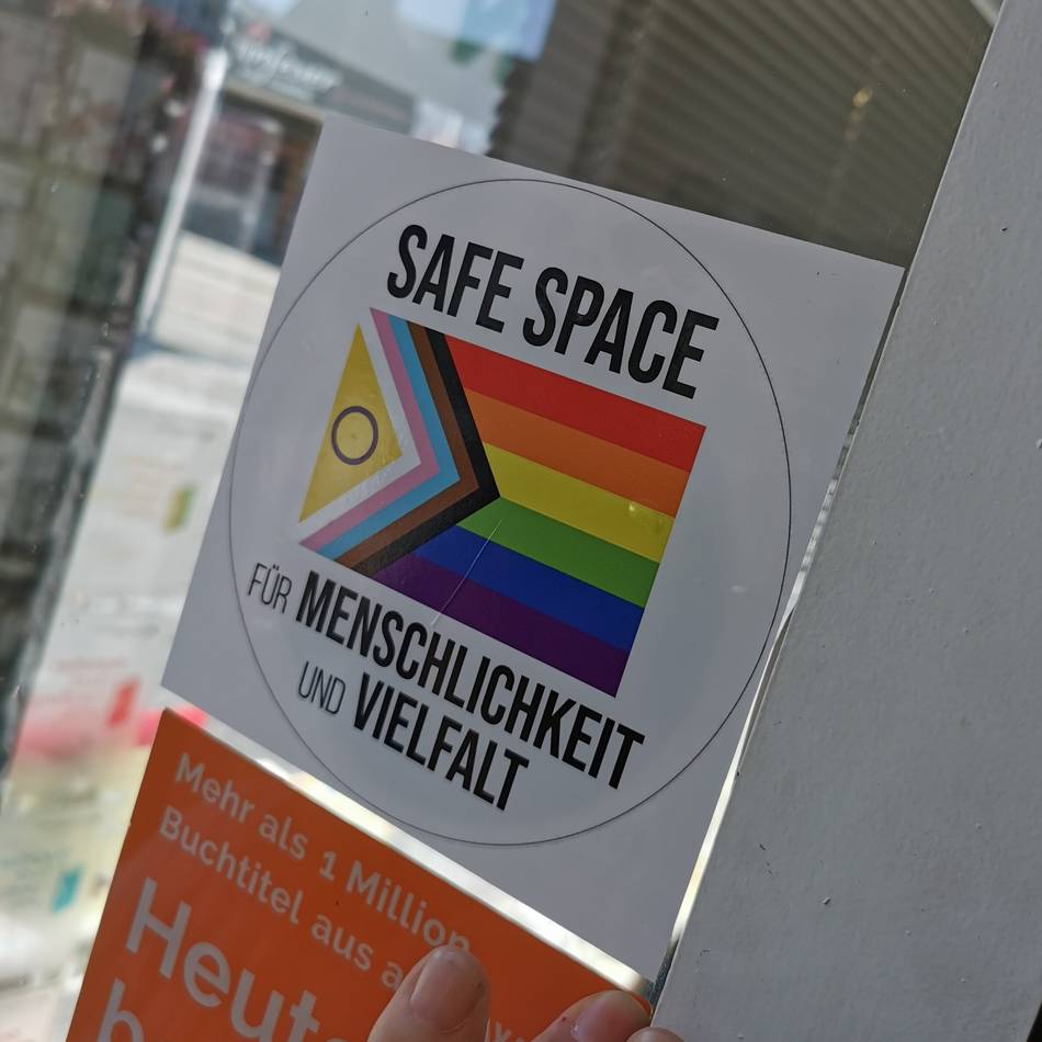 Safe Spaces im Bergischen Land: Nach CSD-Anschlag: Buchhandlung van Wahden setzt Zeichen für Vielfalt