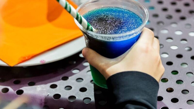 Warnung der Apotheker aus dem Rhein-Kreis Neuss: Slush-Eis – ist das Kirmesgetränk gefährlich für Kinder?