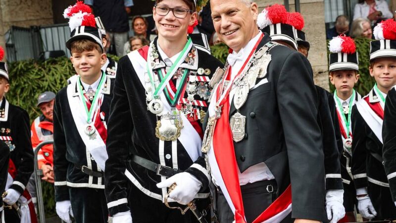 Blumenmeer für Schützenkönig bei Parade: „Die Neusser haben uns getragen“