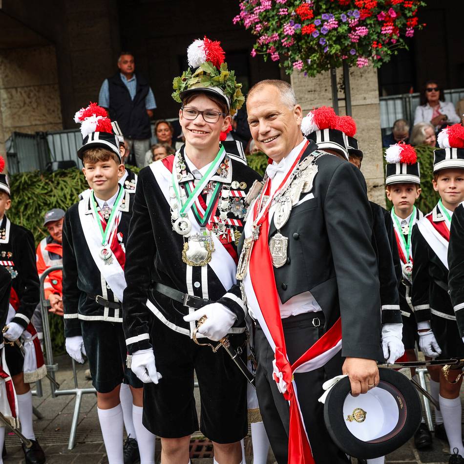 Blumenmeer für Schützenkönig bei Parade: „Die Neusser haben uns getragen“