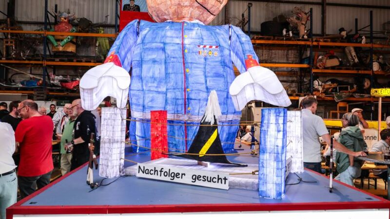Erstes Fackelbaurichtfest in Neuss: Grenadiere nehmen Suche nach neuem Hauptmann auf die Schippe
