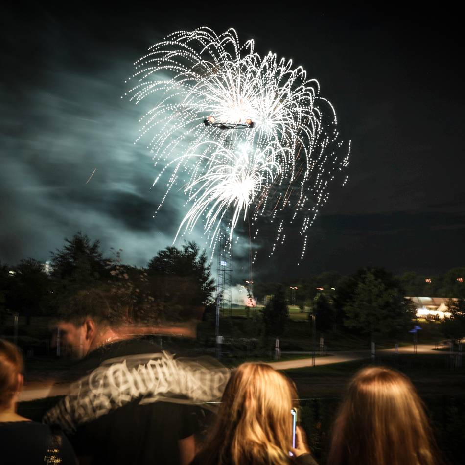 So war das Neusser Kirmes-Feuerwerk: Von Goldregen und fliegenden Herzen