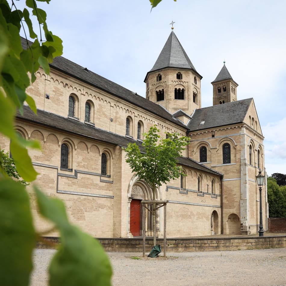 Offener Klosterabend: Lagerfeurerromantik im Kloster Knechtsteden – Förderverein lädt zum Grillabend