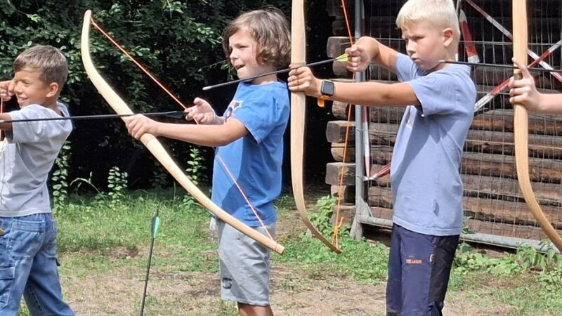Umweltbildung im Wildgehege: Kinder bauen Pfeil und Bogen im Grevenbroicher Urzeit-Camp