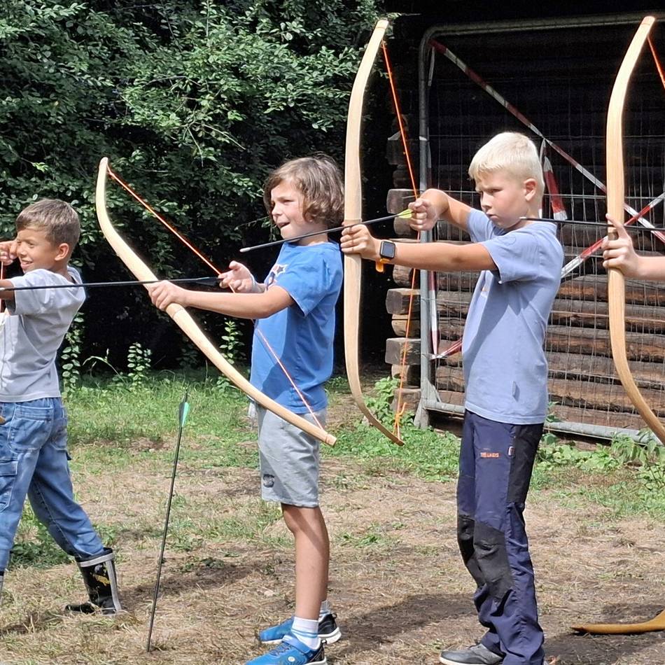 Umweltbildung im Wildgehege: Kinder bauen Pfeil und Bogen im Grevenbroicher Urzeit-Camp