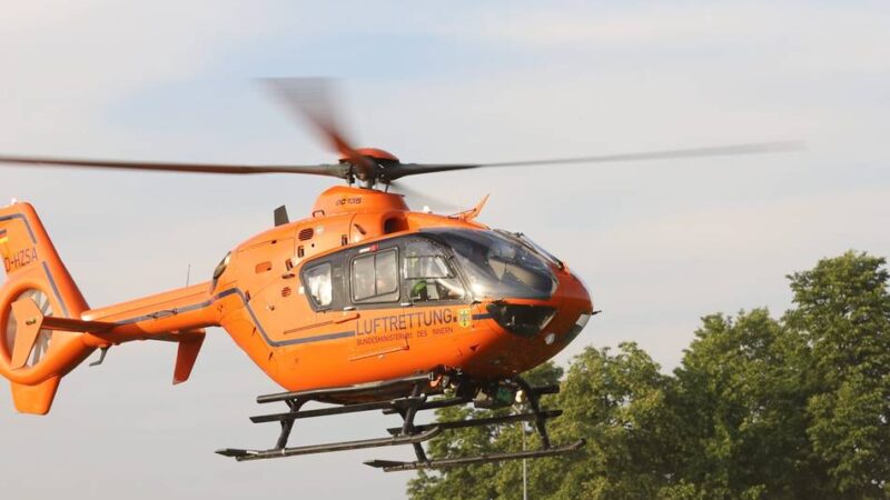 Rettungshubschrauber im Einsatz: Quad prallt gegen Straßenlaterne – zwei 18-Jährige verletzt