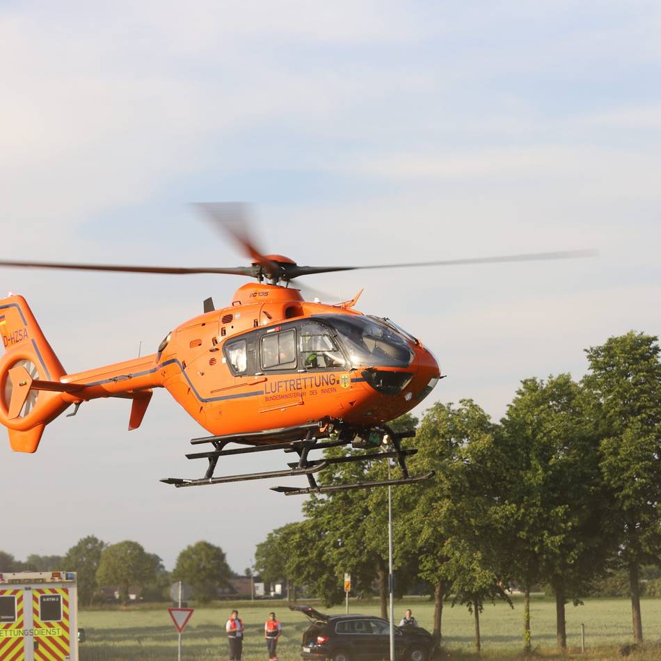 Rettungshubschrauber im Einsatz: Quad prallt gegen Straßenlaterne – zwei 18-Jährige verletzt