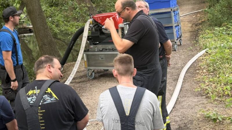 Trockenheit in Niederkrüchten: Feuerwehr pumpt Schwalm-Wasser in Weiher
