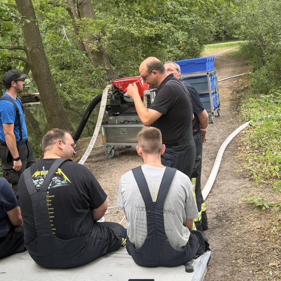 Trockenheit in Niederkrüchten: Feuerwehr pumpt Schwalm-Wasser in Weiher