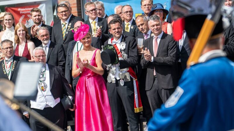 Schützenfest in Neuss-Grimlinghausen: „Es ist immer wieder beeindruckend zu sehen, wie viele Menschen an den Straßen stehen“