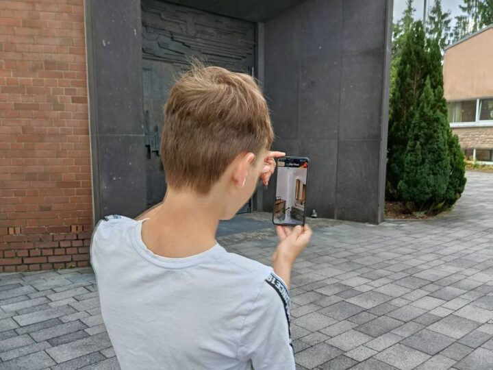 App-Test in Wermelskirchen: Auf virtueller Verbrecherjagd – Spaß mit kleinen Schwächen