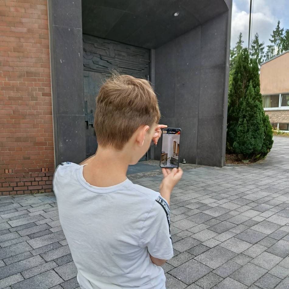 App-Test in Wermelskirchen: Auf virtueller Verbrecherjagd – Spaß mit kleinen Schwächen