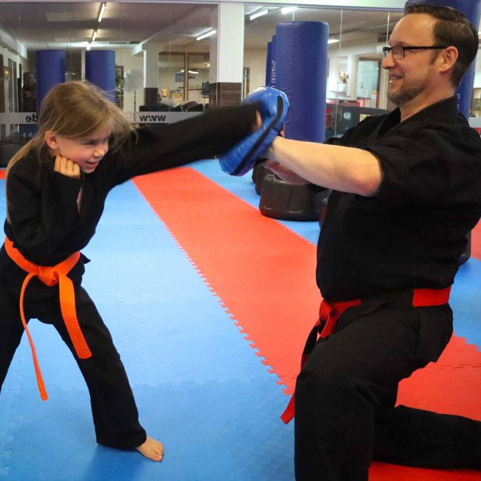 „Zum 31. Dezember müssen wir hier raus“: 150 Kinder betroffen – Karate-Training in Delrath sucht neuen Trainingsraum