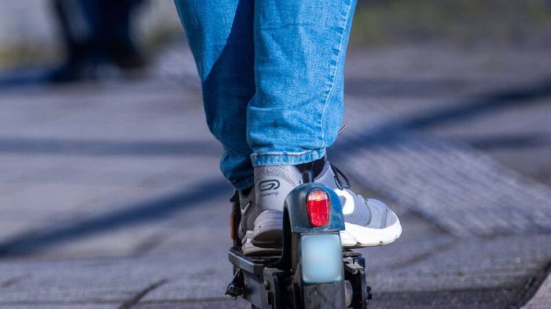 Alkohol-Fahrt in Neuss: Betrunkener Fahrer stürzt – 1,6 Promille auf dem E-Scooter