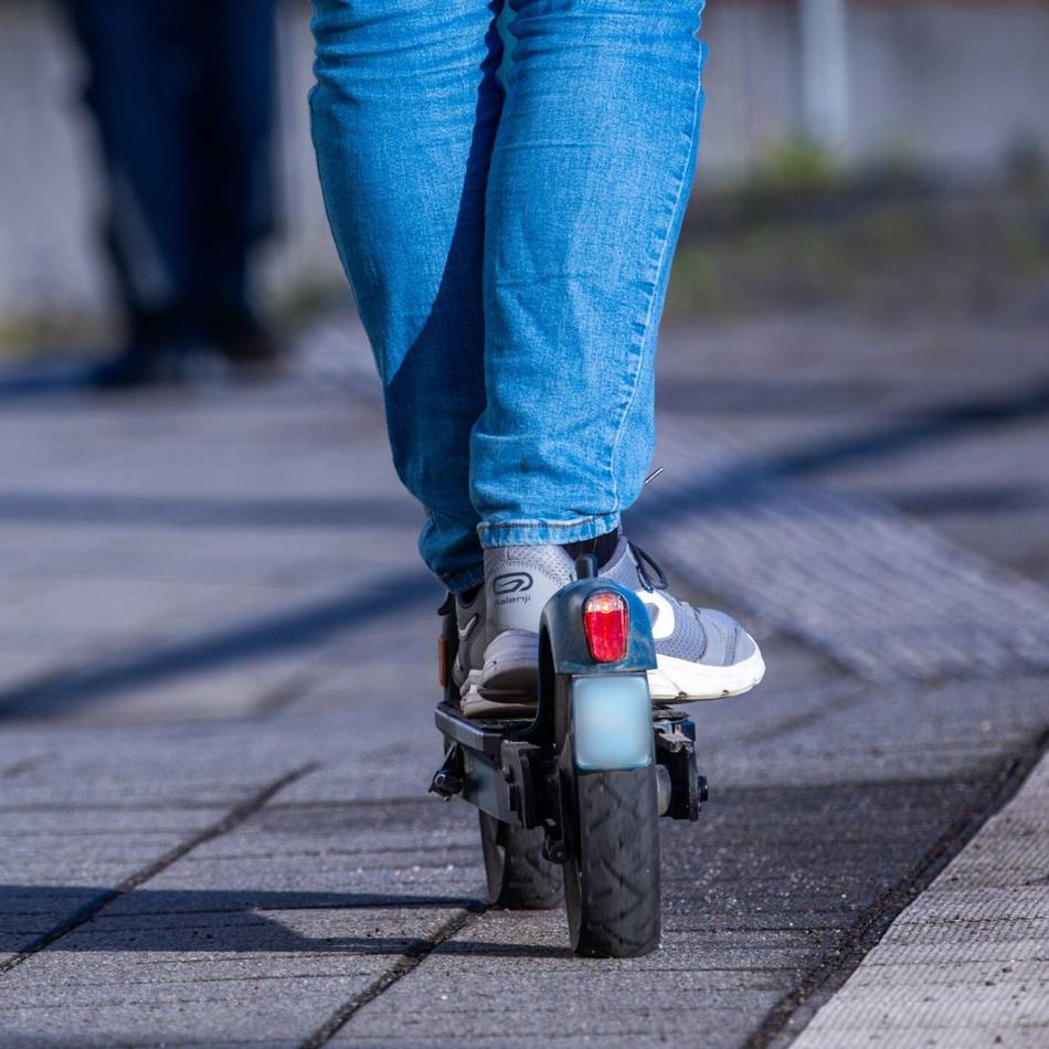 Alkohol-Fahrt in Neuss: Betrunkener Fahrer stürzt – 1,6 Promille auf dem E-Scooter